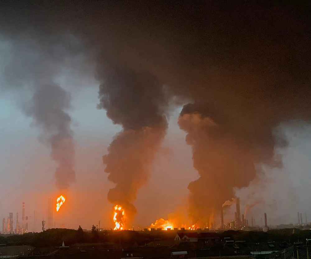 上海石化火灾目击者半边天是大火浓烟燃烧声如飞机轰鸣