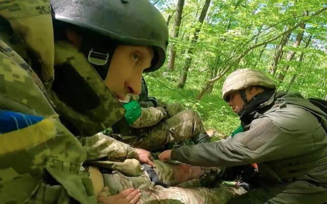 局势发生变化，俄公布俩美国俘虏视频，拜登中期选举面临更大压力休闲区蓝鸢梦想 - Www.slyday.coM