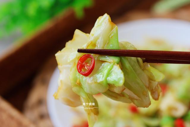 手撕包菜别再炒着吃了，教你新做法，全程不用开火，10分钟就上桌休闲区蓝鸢梦想 - Www.slyday.coM