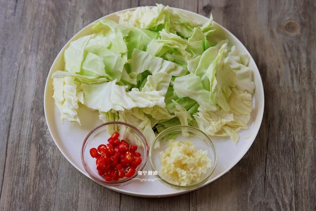 手撕包菜别再炒着吃了，教你新做法，全程不用开火，10分钟就上桌休闲区蓝鸢梦想 - Www.slyday.coM