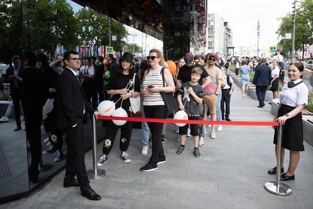 人们在俄罗斯首都莫斯科普希金广场的"只有美味"连锁餐厅外排队等待