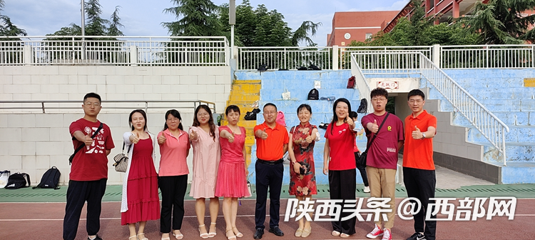 “加油吧，少年！”2022年陕西中考开考 4岁弟弟考场外“比心”给姐姐送考休闲区蓝鸢梦想 - Www.slyday.coM