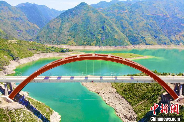 图为郑渝高铁巫山大宁河双线大桥. 中铁二局 供图
