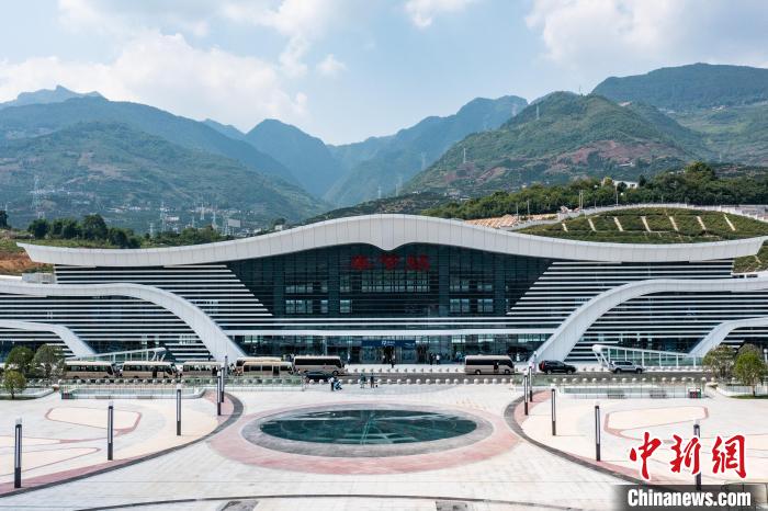 图为6月14日,航拍郑渝高铁重庆奉节站. 何蓬磊 摄