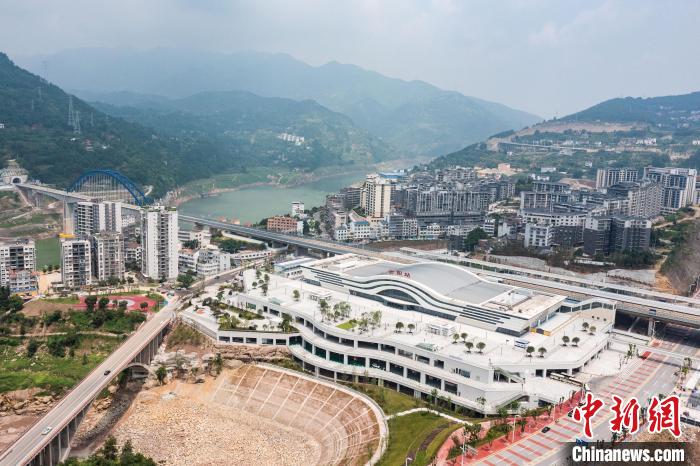 图为6月14日,航拍郑渝高铁重庆云阳站. 何蓬磊 摄