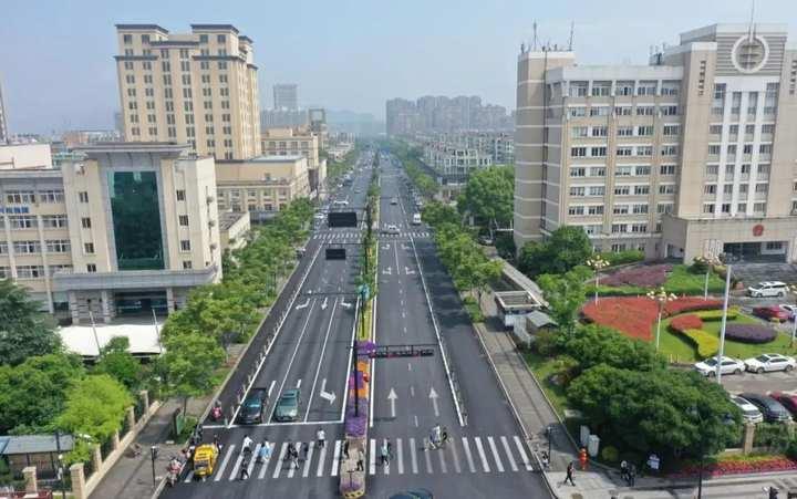 沿街80幢建筑有了精致细节富阳区桂花西路将立面整治与道路立面工程相