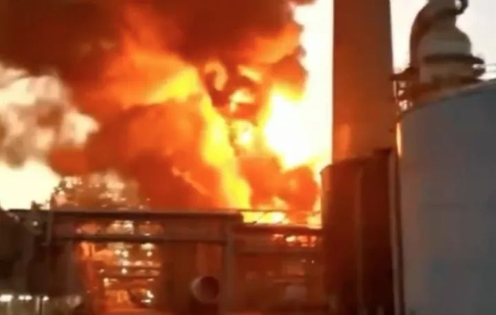 凌晨突发爆炸，“五六公里外都能听到燃烧声”，已致1人死亡，上海处置现场视频曝光休闲区蓝鸢梦想 - Www.slyday.coM