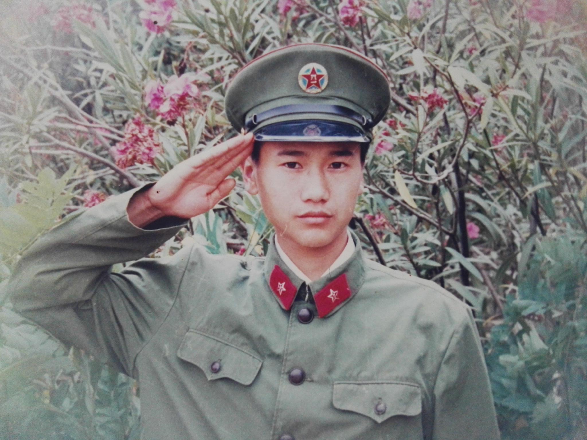 长大后，我就成了你——倾听军营父子兵的深情对话休闲区蓝鸢梦想 - Www.slyday.coM