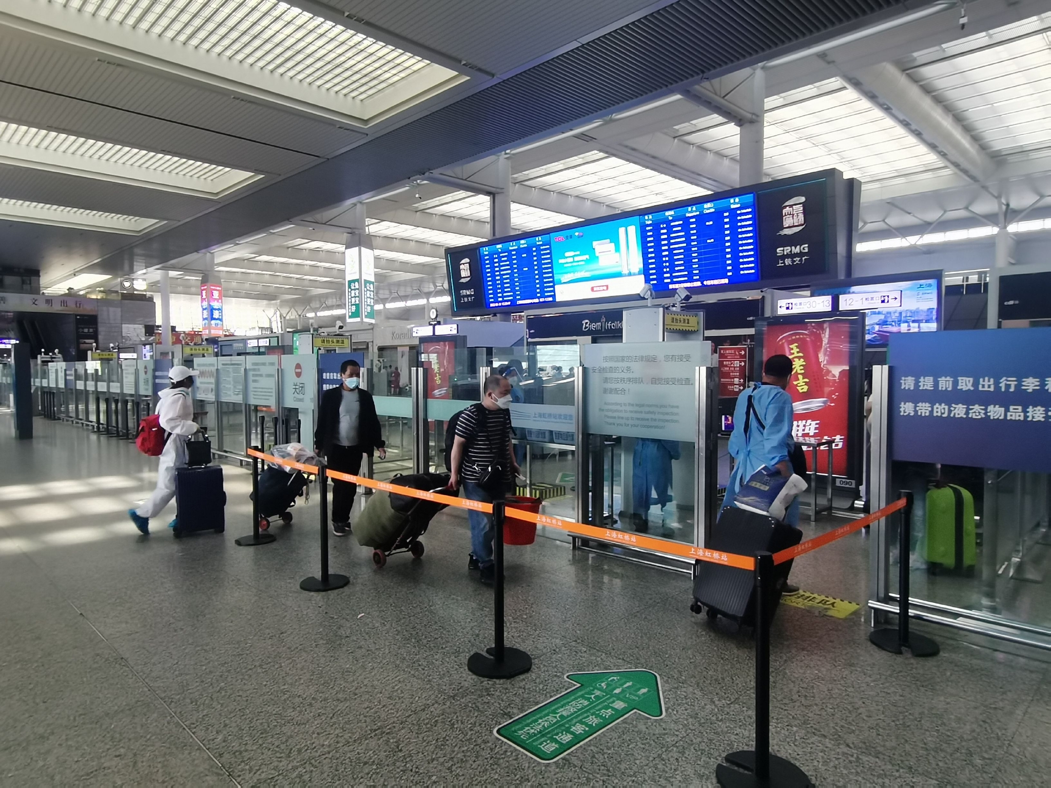 旅客有序进站安检.