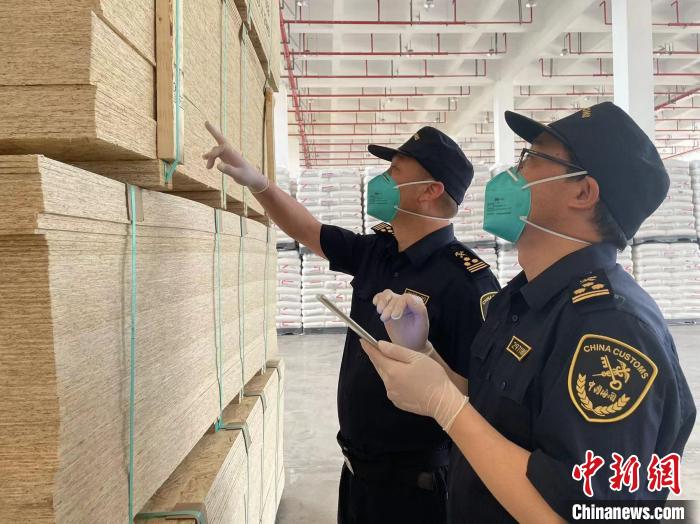 海关工作人员在检查货物 谢颖 摄 摄