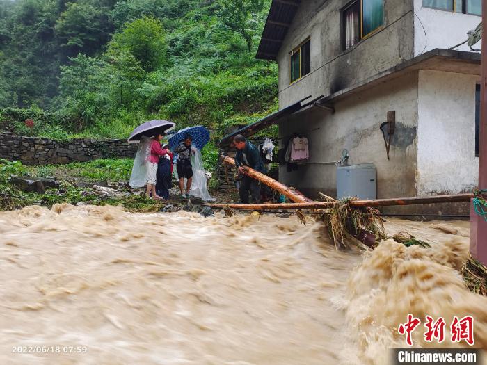 贵州黔东南局地遭特大暴雨袭击导致部分房屋被淹道路塌方