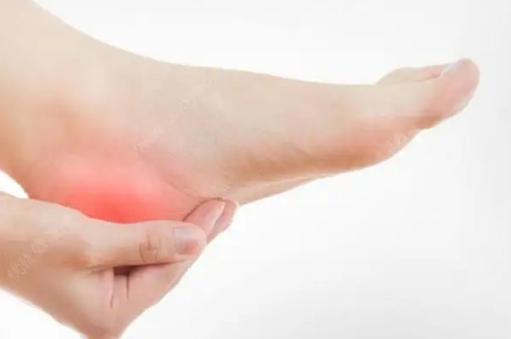 为什么脚后会反复疼痛好多年？据说，许多人都有…休闲区蓝鸢梦想 - Www.slyday.coM