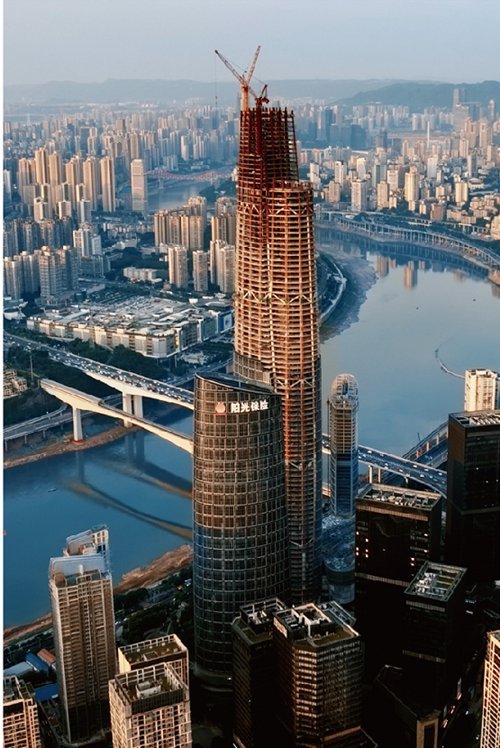 重庆市最高建筑458米陆海国际中心封顶