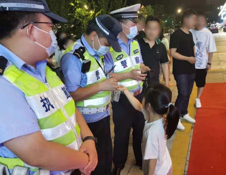 吃下这颗樱桃，心都要萌化了！5岁女孩为杭州街头执勤交警送上“一点甜”休闲区蓝鸢梦想 - Www.slyday.coM