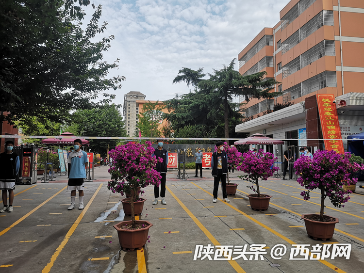 “加油吧，少年！”2022年陕西中考开考 4岁弟弟考场外“比心”给姐姐送考休闲区蓝鸢梦想 - Www.slyday.coM