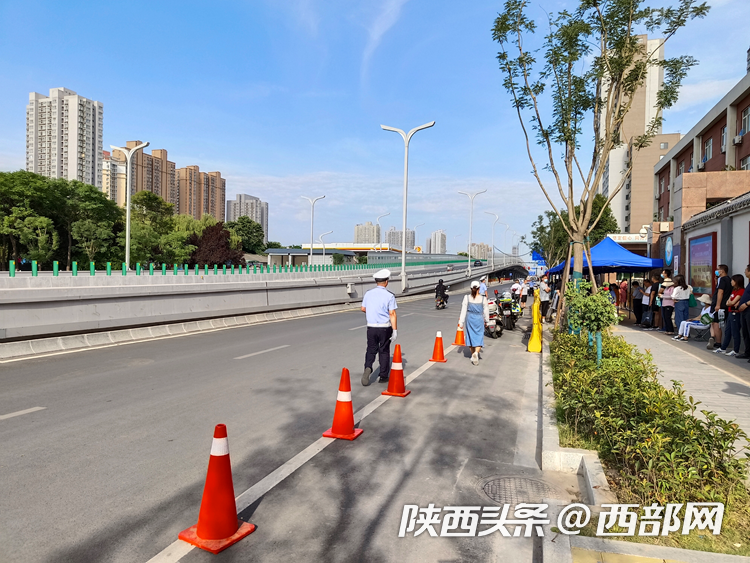 “加油吧，少年！”2022年陕西中考开考 4岁弟弟考场外“比心”给姐姐送考休闲区蓝鸢梦想 - Www.slyday.coM