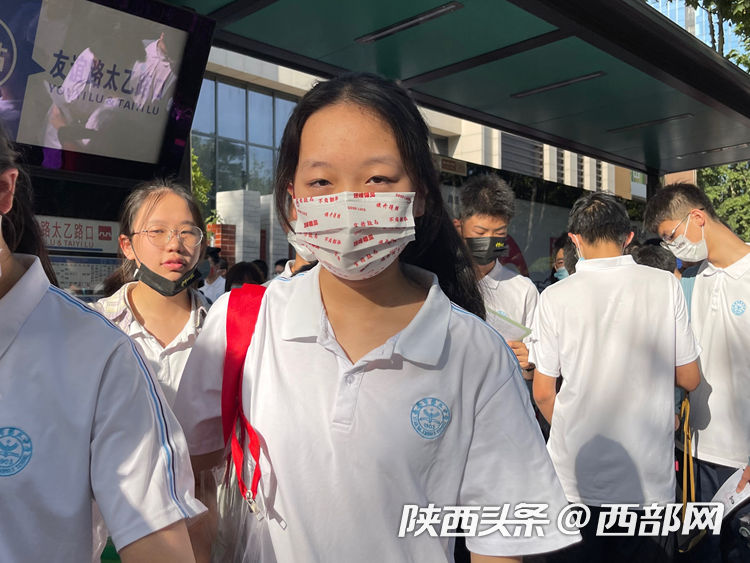 “加油吧，少年！”2022年陕西中考开考 4岁弟弟考场外“比心”给姐姐送考休闲区蓝鸢梦想 - Www.slyday.coM