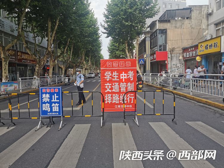 “加油吧，少年！”2022年陕西中考开考 4岁弟弟考场外“比心”给姐姐送考休闲区蓝鸢梦想 - Www.slyday.coM