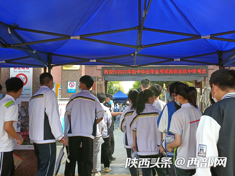 “加油吧，少年！”2022年陕西中考开考 4岁弟弟考场外“比心”给姐姐送考休闲区蓝鸢梦想 - Www.slyday.coM