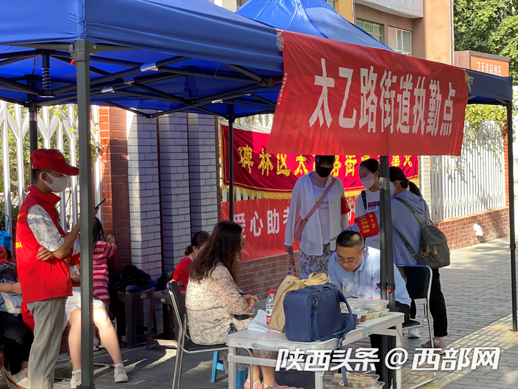 “加油吧，少年！”2022年陕西中考开考 4岁弟弟考场外“比心”给姐姐送考休闲区蓝鸢梦想 - Www.slyday.coM