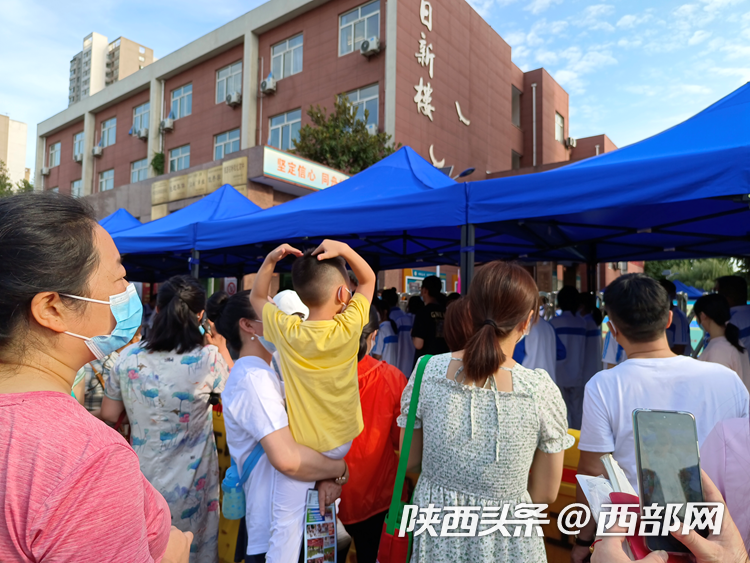“加油吧，少年！”2022年陕西中考开考 4岁弟弟考场外“比心”给姐姐送考休闲区蓝鸢梦想 - Www.slyday.coM