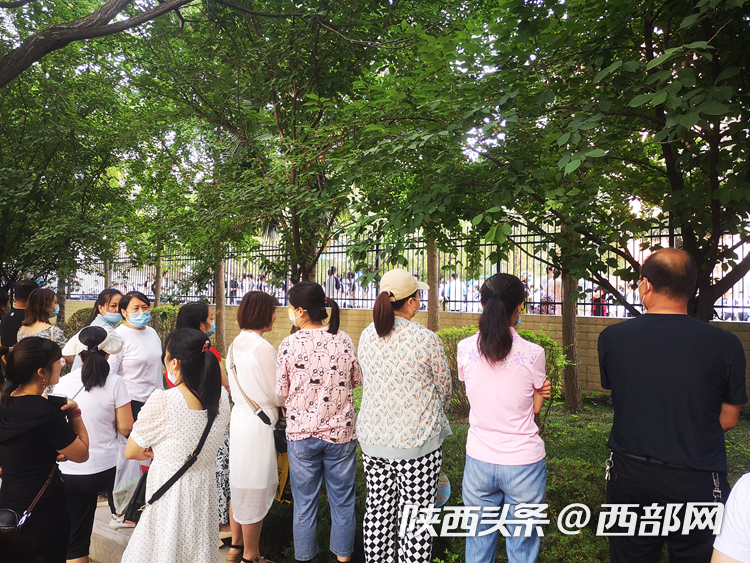 “加油吧，少年！”2022年陕西中考开考 4岁弟弟考场外“比心”给姐姐送考休闲区蓝鸢梦想 - Www.slyday.coM