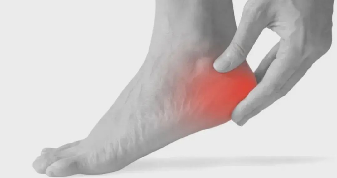 为什么脚后会反复疼痛好多年？据说，许多人都有…休闲区蓝鸢梦想 - Www.slyday.coM