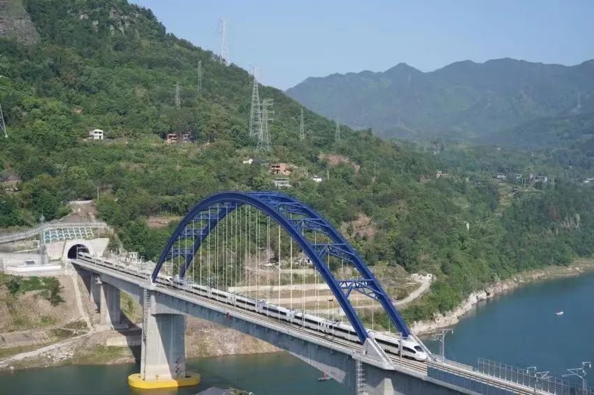 试验车通过郑渝铁路高铁彭溪河大桥。国铁集团供图