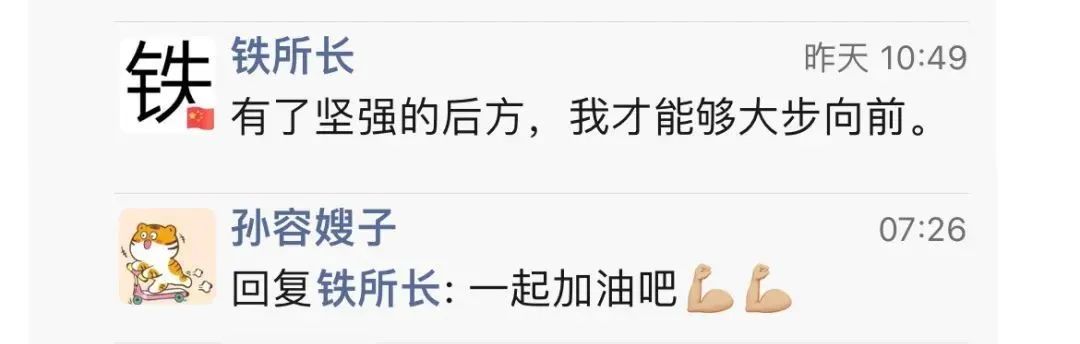 一手抱着一手搂着，照片背后的故事让人心疼！休闲区蓝鸢梦想 - Www.slyday.coM