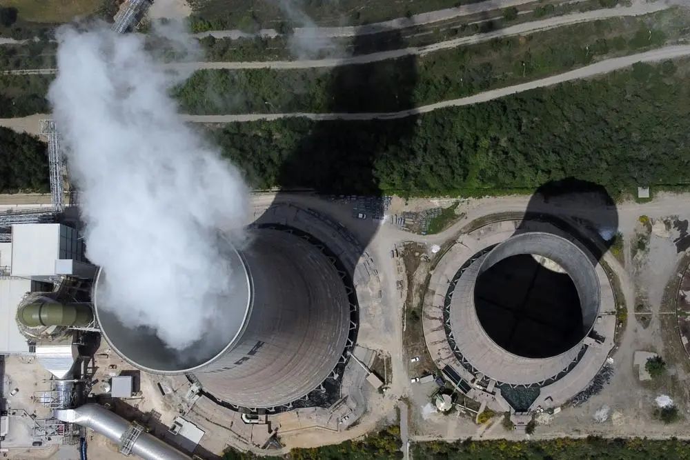 希腊科扎尼市发电厂冷却塔冒出水蒸气&nbsp; 图源:美联社