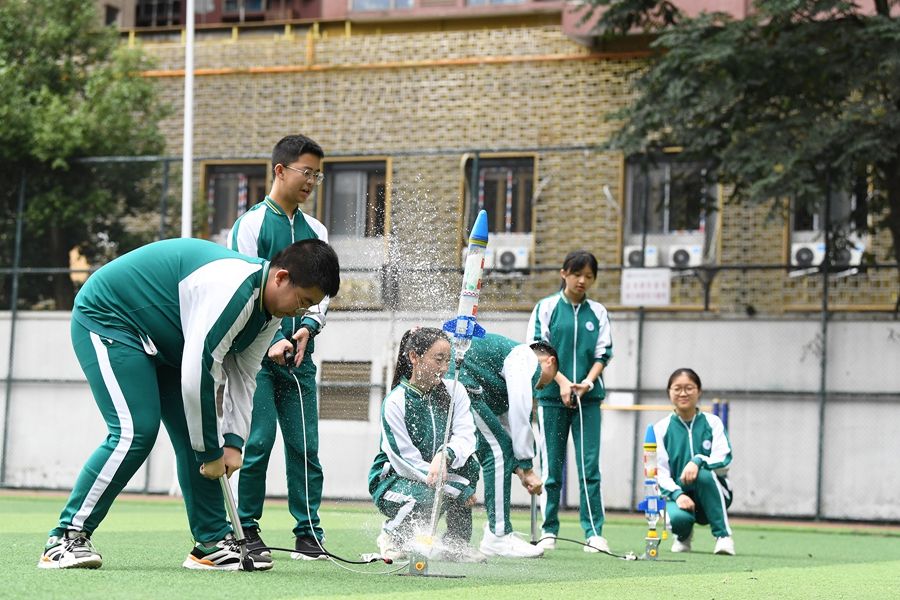 贵阳中学生自制水火箭追逐航天梦