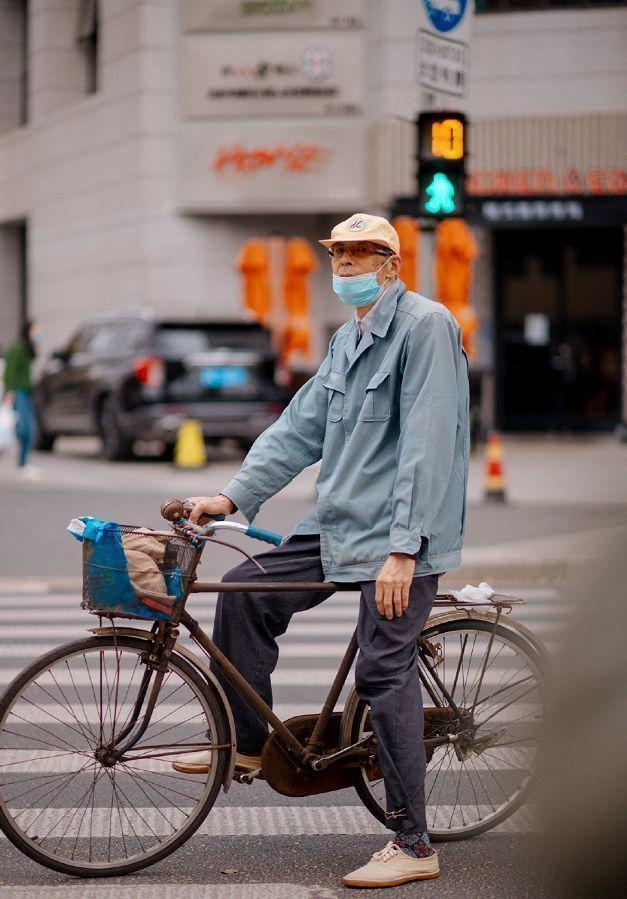 被“上海爷爷”惊艳到了！拒绝老年装，爱穿运动鞋，比小伙子时髦