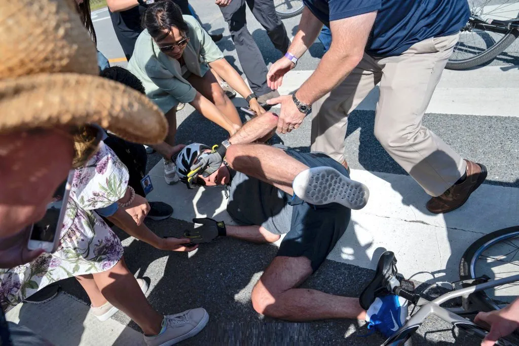 拜登骑自行车摔倒,“做秀”的任务又失败了休闲区蓝鸢梦想 - Www.slyday.coM 拜登骑自行车摔倒,“做秀”的任务又失败了休闲区蓝鸢梦想 - Www.slyday.coM