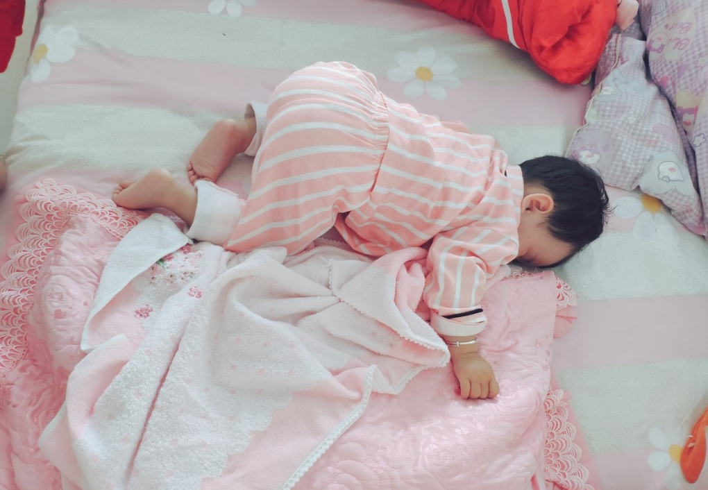 宝宝喜欢“趴睡”,或暗示这三个信号,宝妈看懂后要追根溯源休闲区蓝鸢梦想 - Www.slyday.coM 宝宝喜欢“趴睡”,或暗示这三个信号,宝妈看懂后要追根溯源休闲区蓝鸢梦想 - Www.slyday.coM