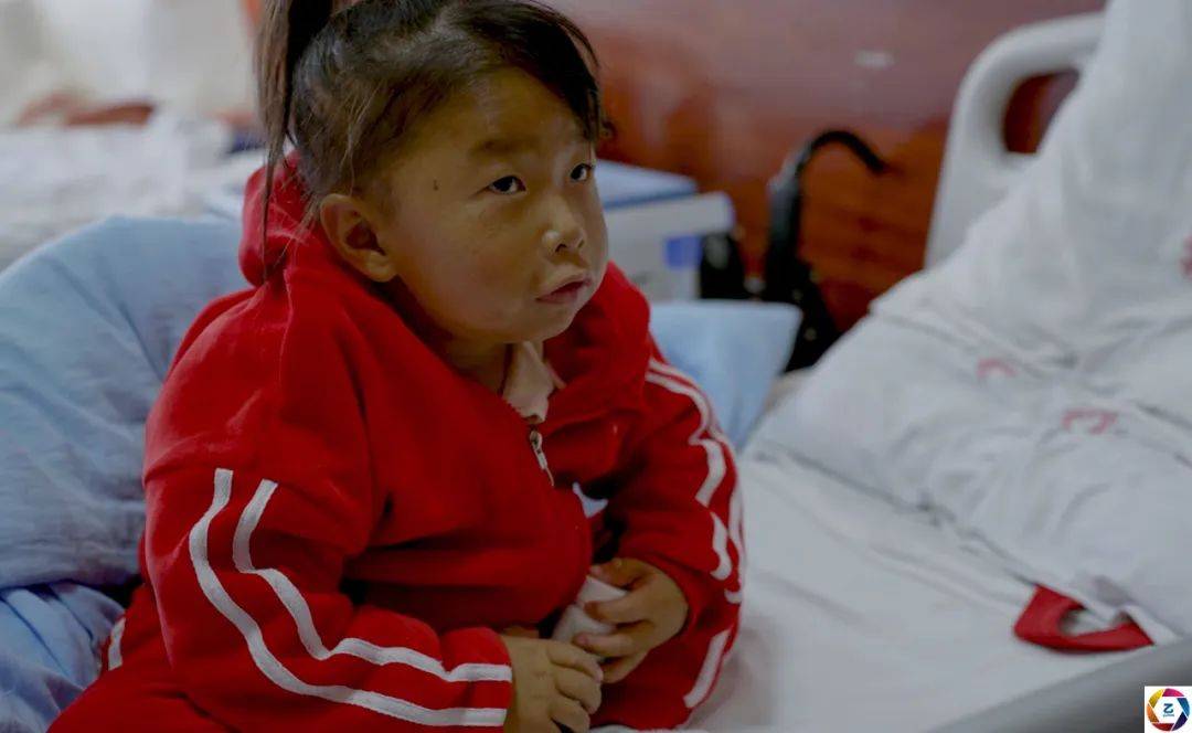 女童13岁体如婴儿貌若中年妇女生父将她抛弃继父却视她若珍宝