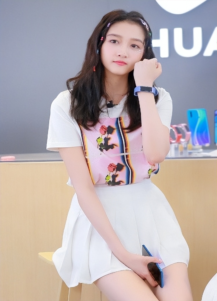 关晓彤花絮照氛围感好绝，新剧饰演民国女特工，堪称行走的衣架子休闲区蓝鸢梦想 - Www.slyday.coM