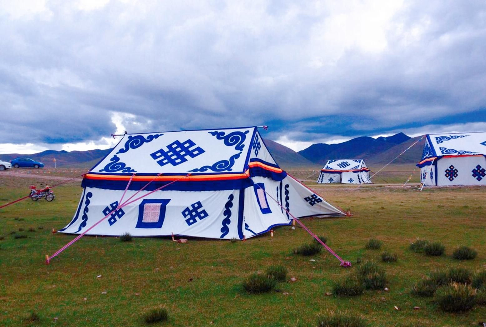 西藏路旁的白色帐篷，为什么不能进？当地人：进去再想出来就难了休闲区蓝鸢梦想 - Www.slyday.coM