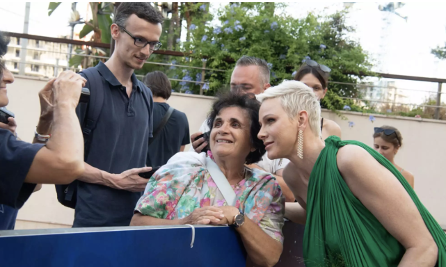 摩纳哥夏琳王妃和亲王闪耀红毯好甜！穿露肩绿裙好惊艳，美过明星休闲区蓝鸢梦想 - Www.slyday.coM