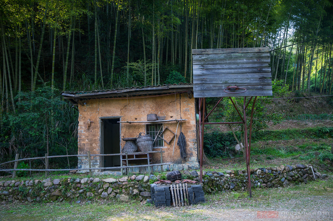 杭州淳安下姜村，因一部电影成为网红打卡地，看着是不是很眼熟？休闲区蓝鸢梦想 - Www.slyday.coM
