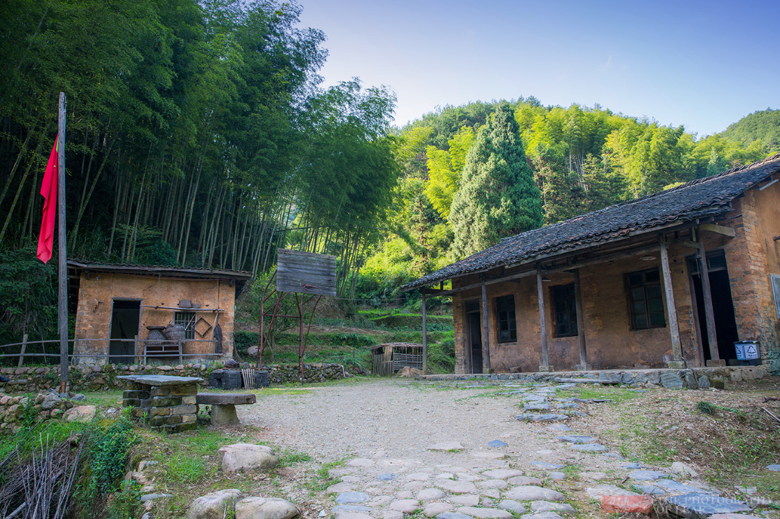 杭州淳安下姜村，因一部电影成为网红打卡地，看着是不是很眼熟？休闲区蓝鸢梦想 - Www.slyday.coM