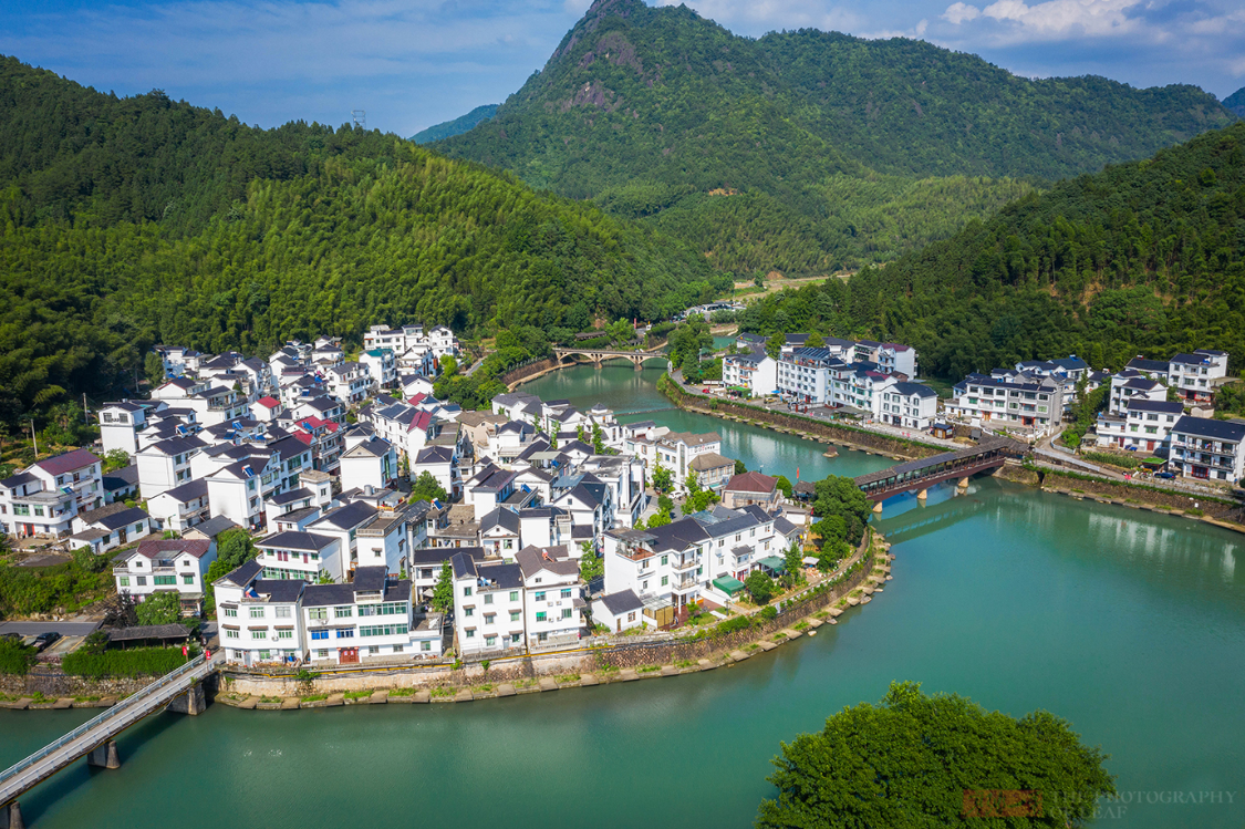 杭州淳安下姜村，因一部电影成为网红打卡地，看着是不是很眼熟？休闲区蓝鸢梦想 - Www.slyday.coM