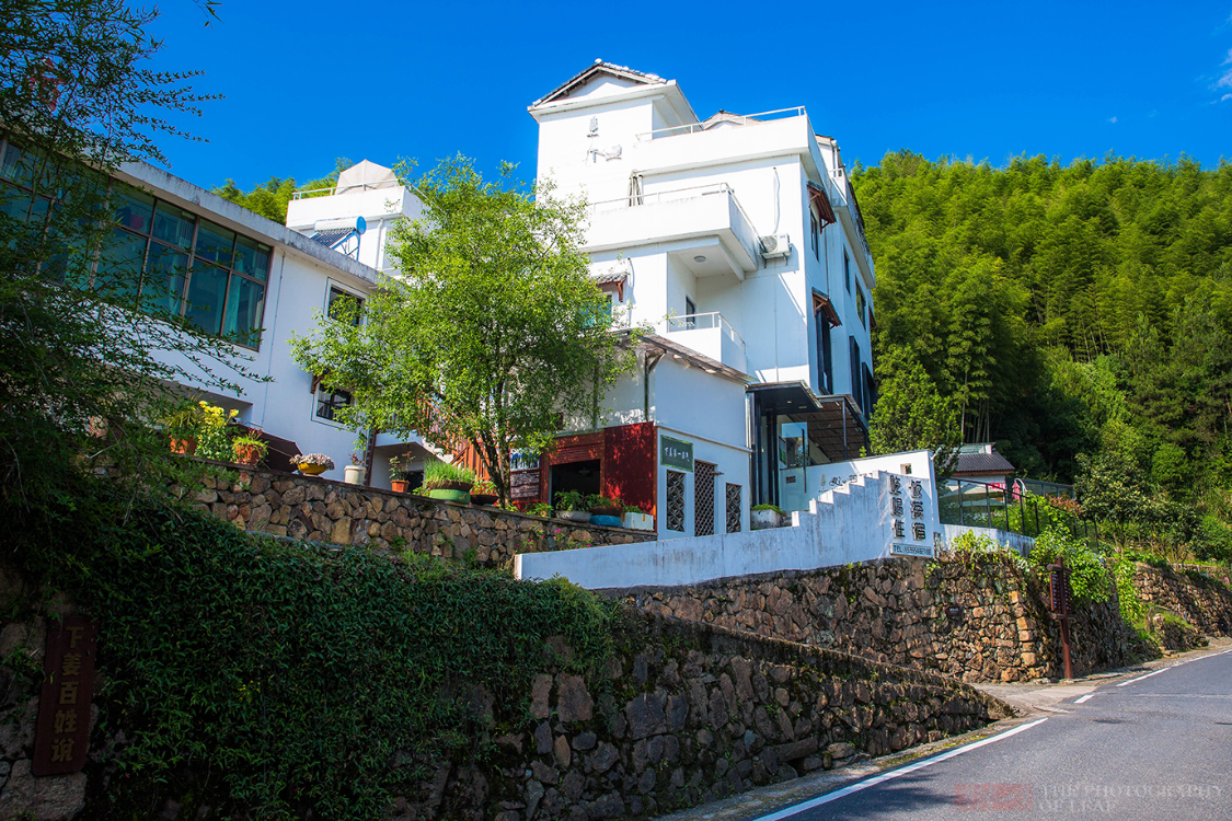 杭州淳安下姜村，因一部电影成为网红打卡地，看着是不是很眼熟？休闲区蓝鸢梦想 - Www.slyday.coM