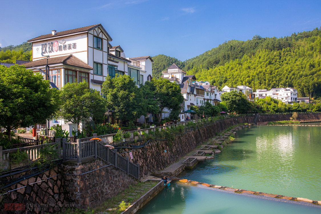 杭州淳安下姜村，因一部电影成为网红打卡地，看着是不是很眼熟？休闲区蓝鸢梦想 - Www.slyday.coM