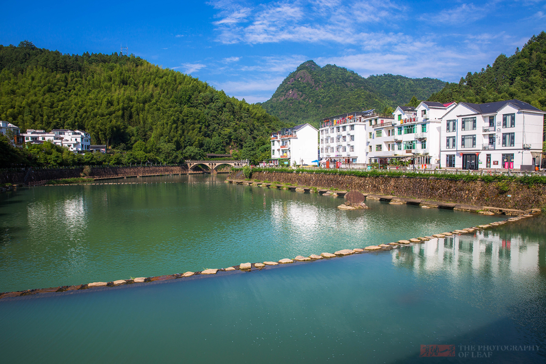 杭州淳安下姜村，因一部电影成为网红打卡地，看着是不是很眼熟？休闲区蓝鸢梦想 - Www.slyday.coM