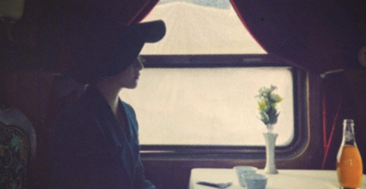 关晓彤花絮照氛围感好绝，新剧饰演民国女特工，堪称行走的衣架子休闲区蓝鸢梦想 - Www.slyday.coM