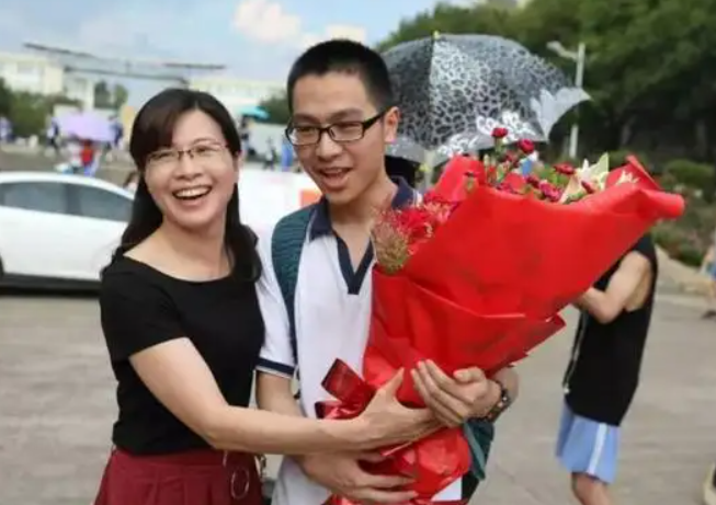 高考生估分700分家长发圈庆贺9月清华见网友太天真了