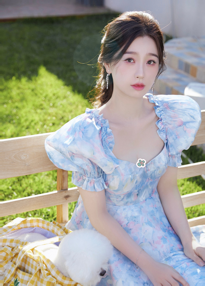 人间芭比娃娃！虞书欣唯美写真大片曝光，一袭碎花裙打扮仙气十足休闲区蓝鸢梦想 - Www.slyday.coM