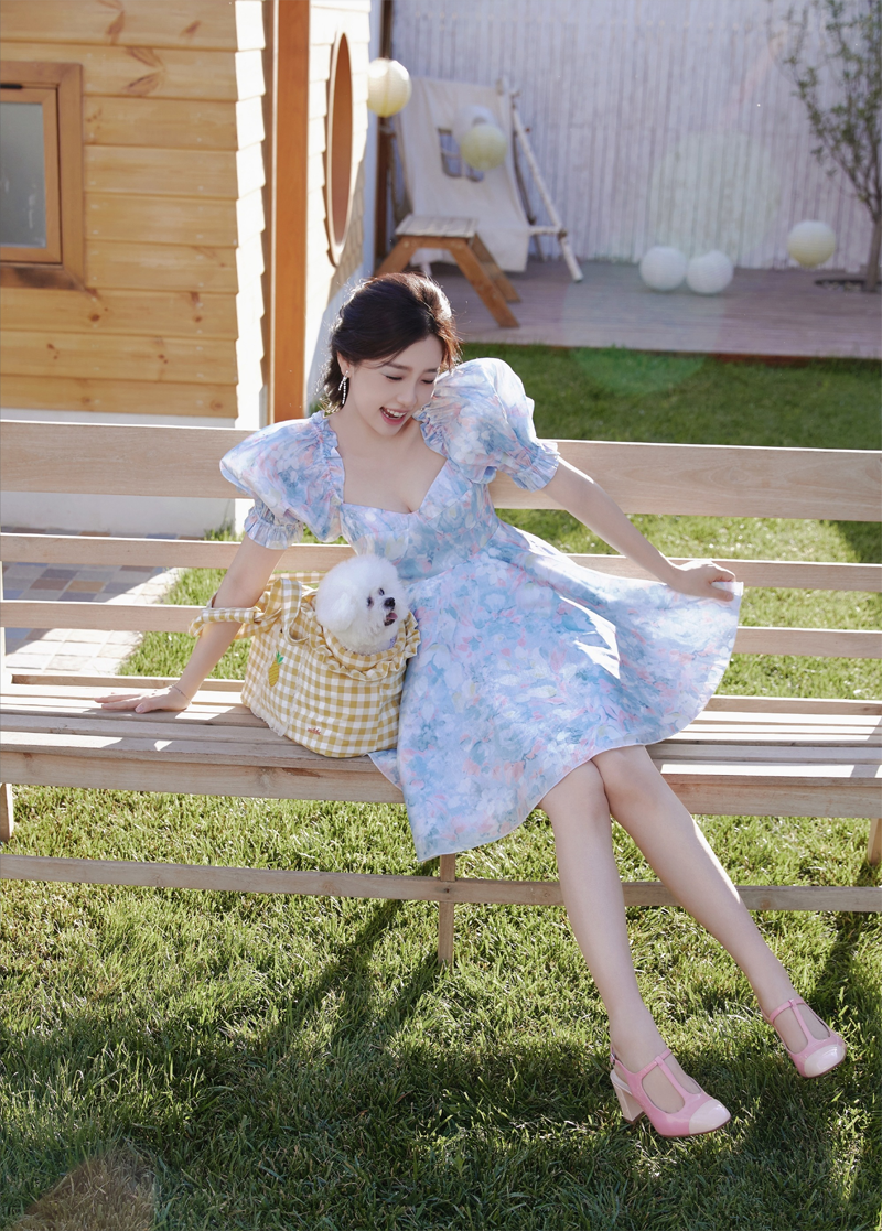 人间芭比娃娃！虞书欣唯美写真大片曝光，一袭碎花裙打扮仙气十足休闲区蓝鸢梦想 - Www.slyday.coM