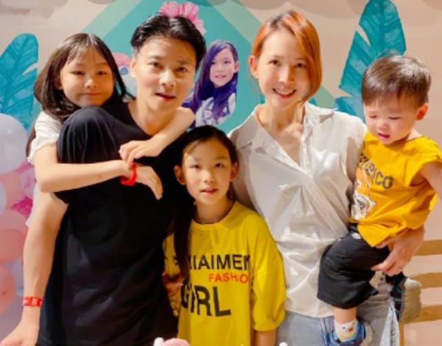 蔡少芬张晋带三个孩子出游庆父亲节,IP地址曝光,辟谣搬回香港休闲区蓝鸢梦想 - Www.slyday.coM 蔡少芬张晋带三个孩子出游庆父亲节,IP地址曝光,辟谣搬回香港休闲区蓝鸢梦想 - Www.slyday.coM