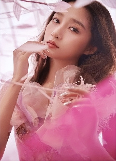 关晓彤花絮照氛围感好绝，新剧饰演民国女特工，堪称行走的衣架子休闲区蓝鸢梦想 - Www.slyday.coM